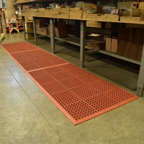 Heavy duty drainage mat for industrial wet workstation